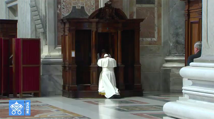 El Papa se ha confesado en la Basílica Vaticana, 29 marzo 2019. Captura de pantalla