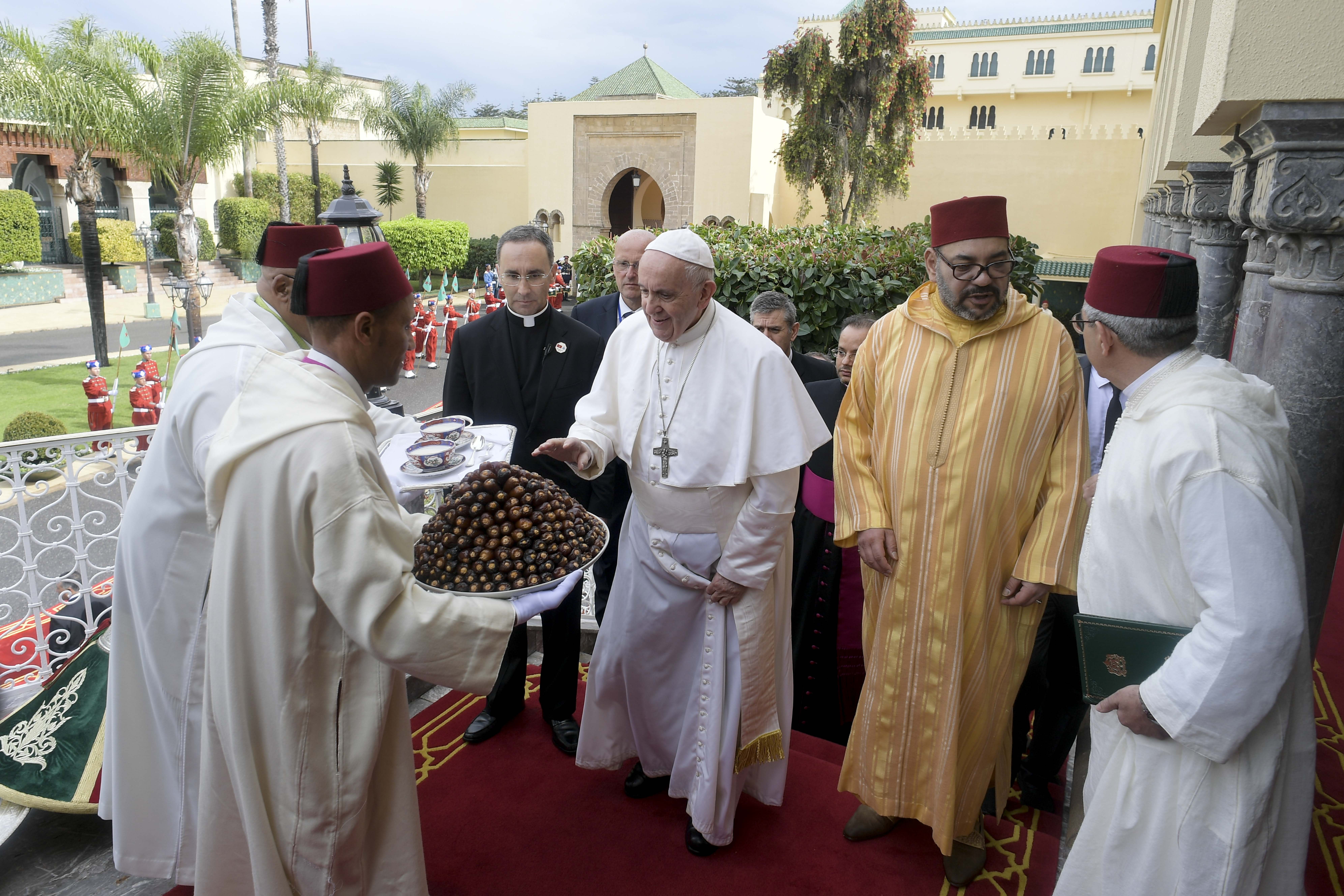 Reciben con dátiles y te al Papa en el Palacio Real de Marruecos © Vatican Media