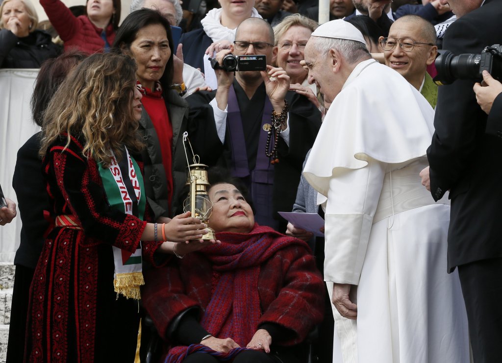 Entregan al Papa la llama de Hiroshima © Vatican Media