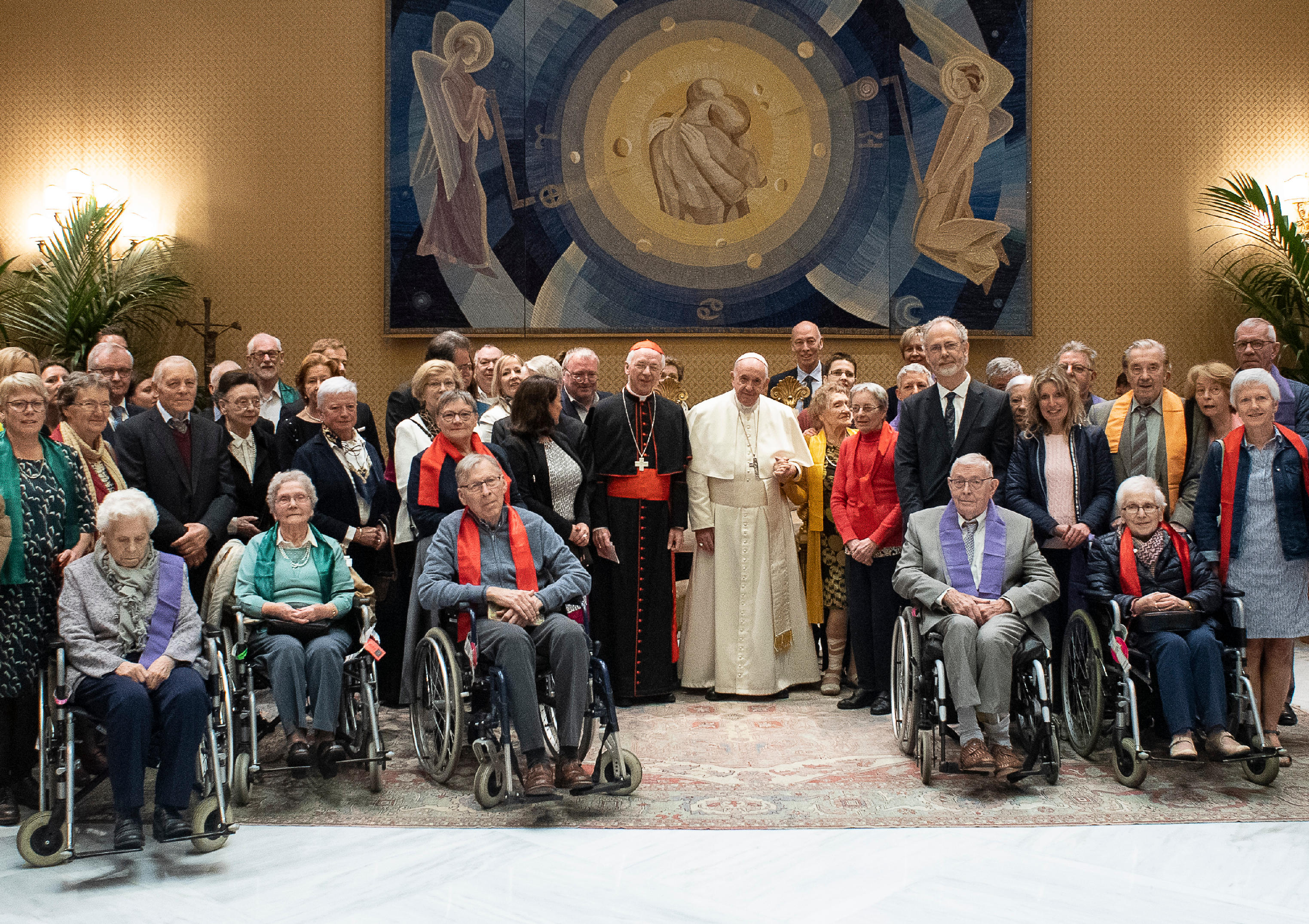 Francisco con miembros del 'Coro del Arcoíris' © Vatican Media