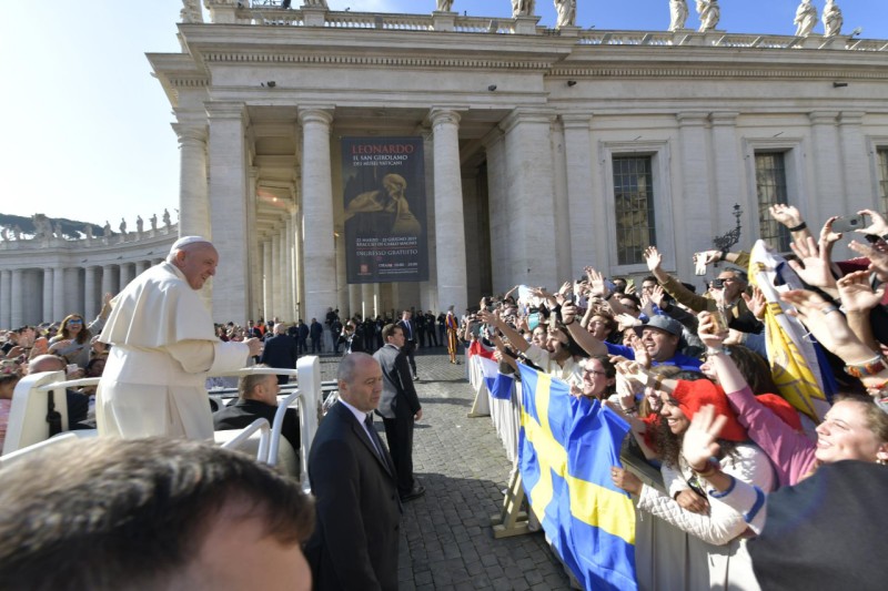 Francisco saluda a un grupo de jóvenes © Vatican Media