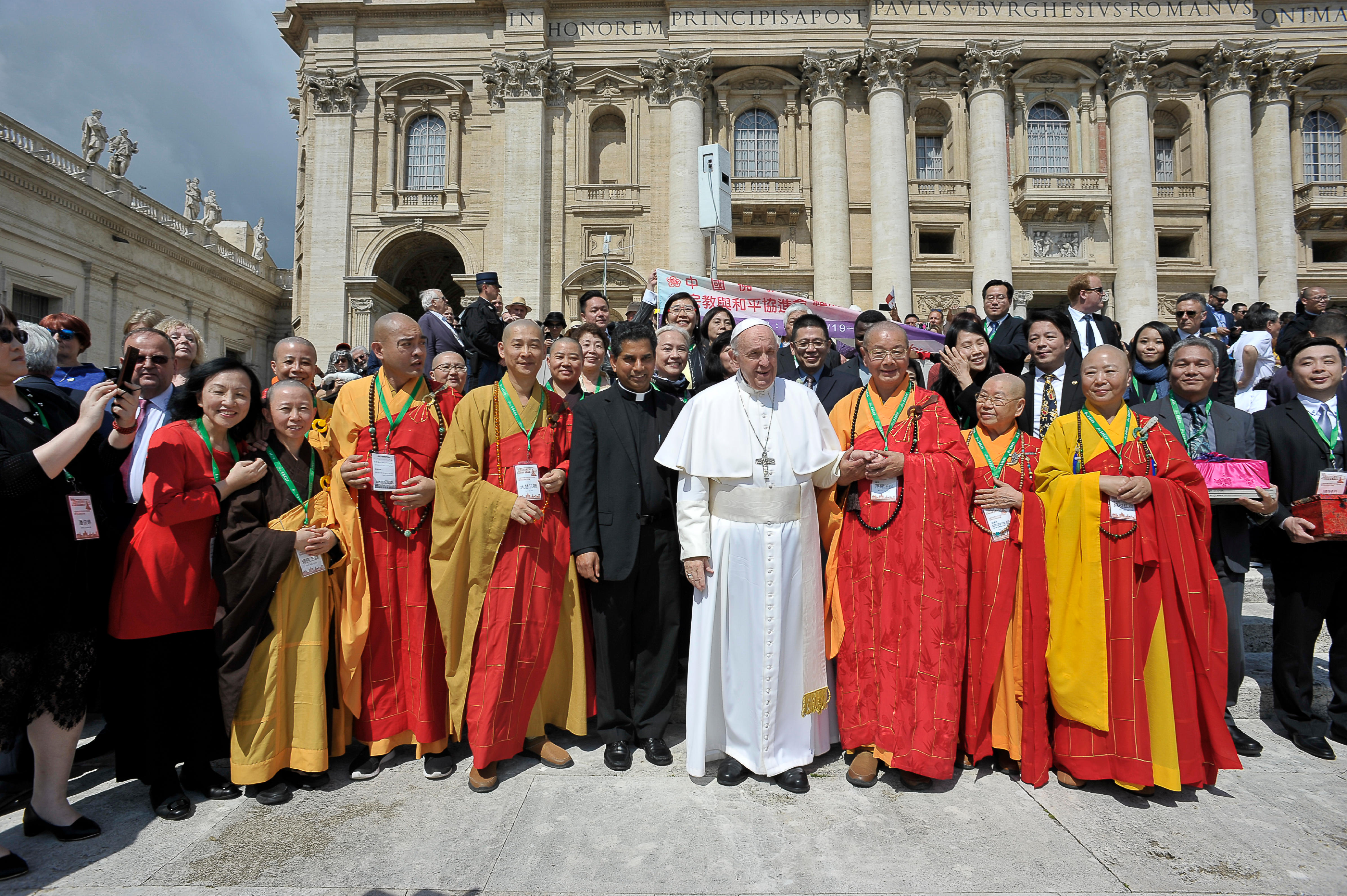 El Papa con una comunidad budista de Taiwan © Vatican Media