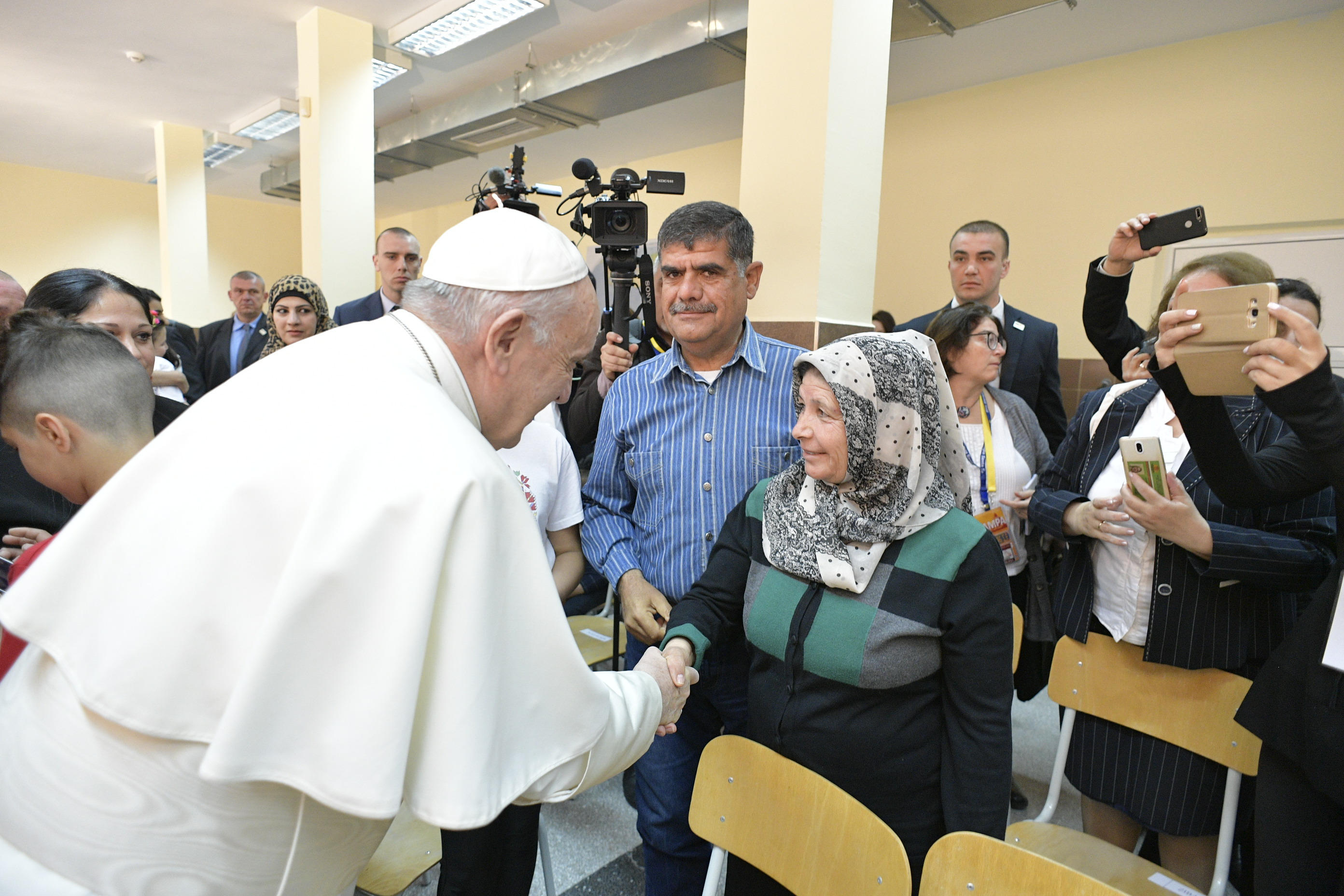 Bulgaria: El Papa visita a 50 refugiados de Siria e Irak en el campo de Vrazhdebna