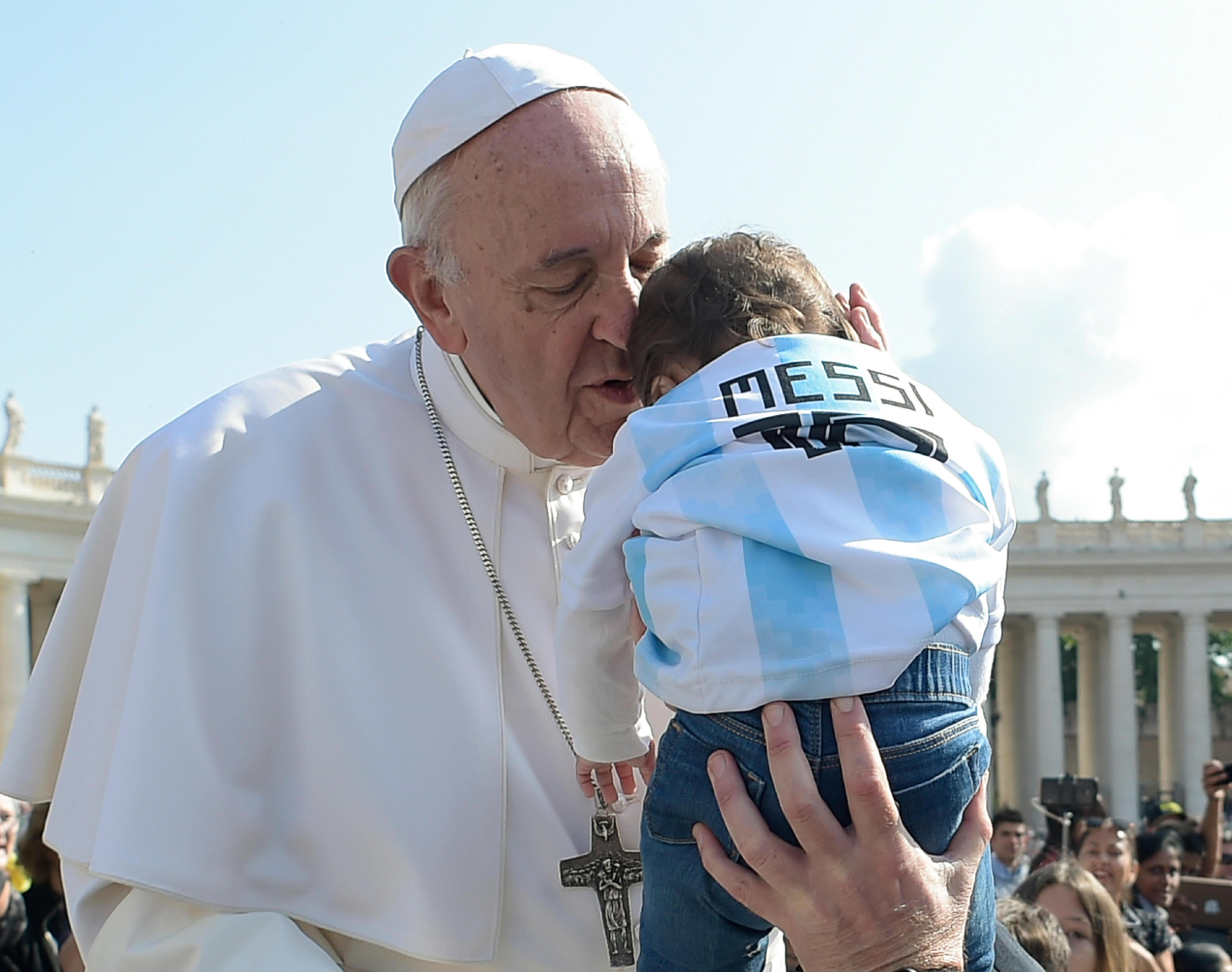 El Papa bendice a un niño con la camiseta de Messi © Vatican Media
