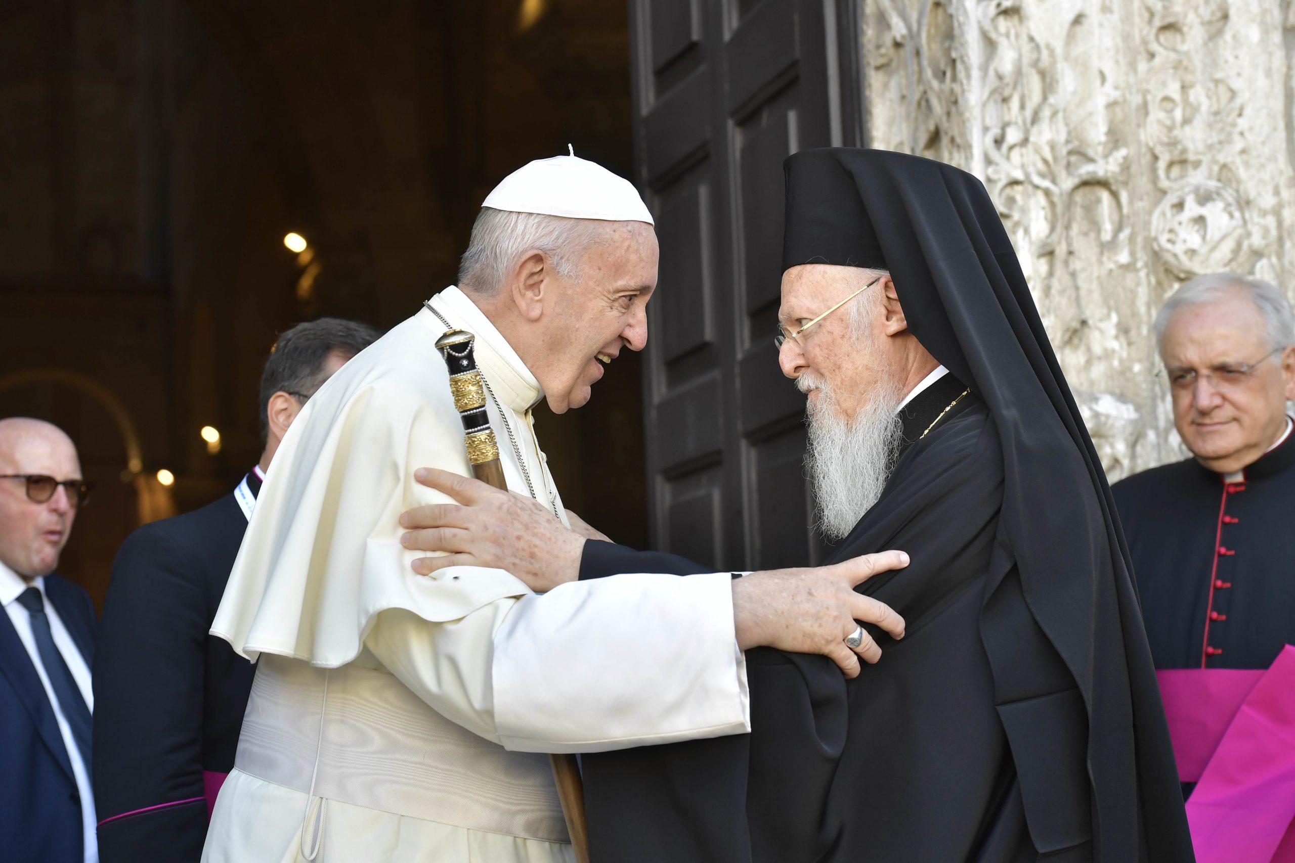 Francisco recibe a Bartolomé A La Basílica De San Nicolás, en Bari, Italia © Vatican Media