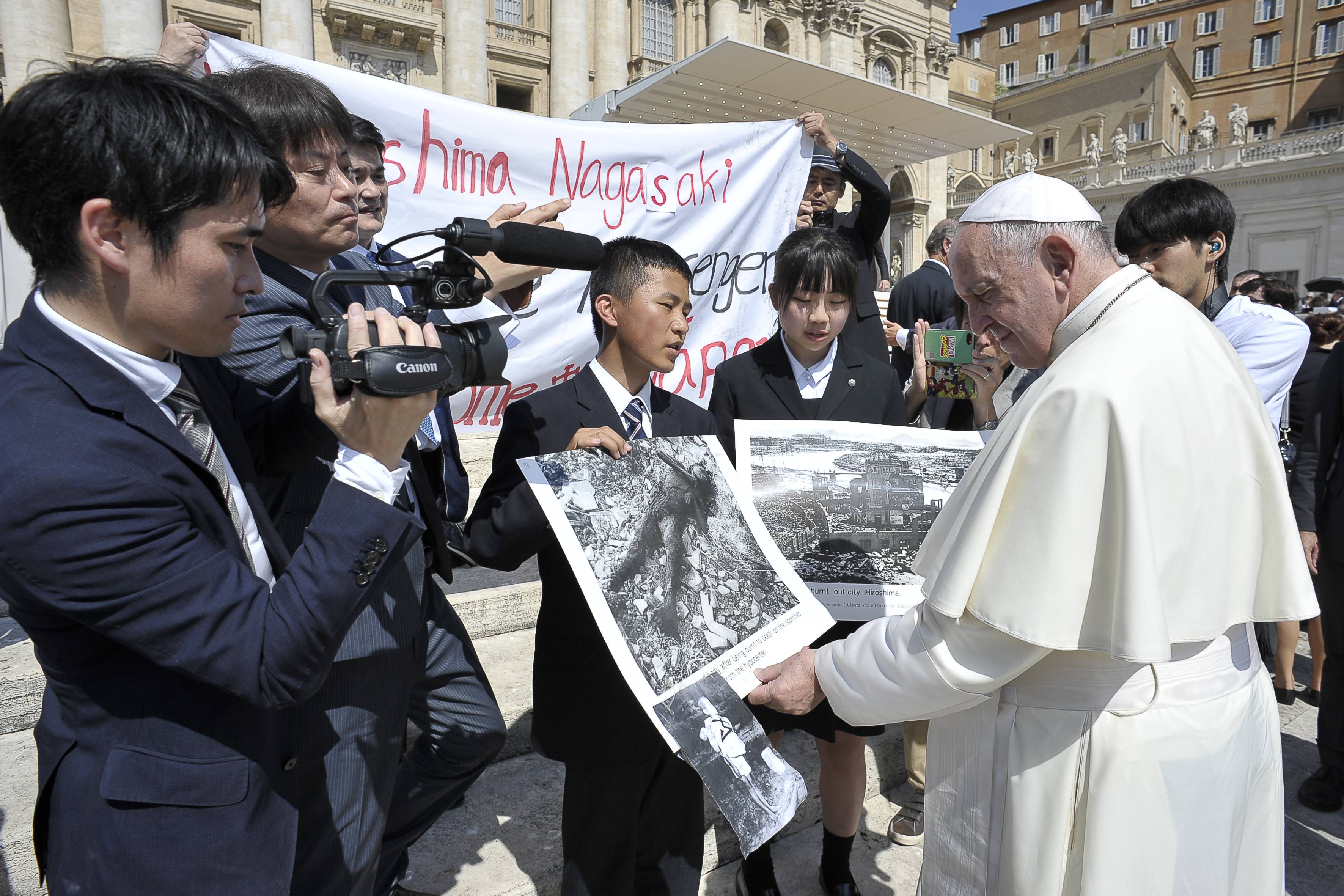 Mensajeros de La Paz de Hiroshima y Nagasaki con el Papa Francisco © Vatican Media