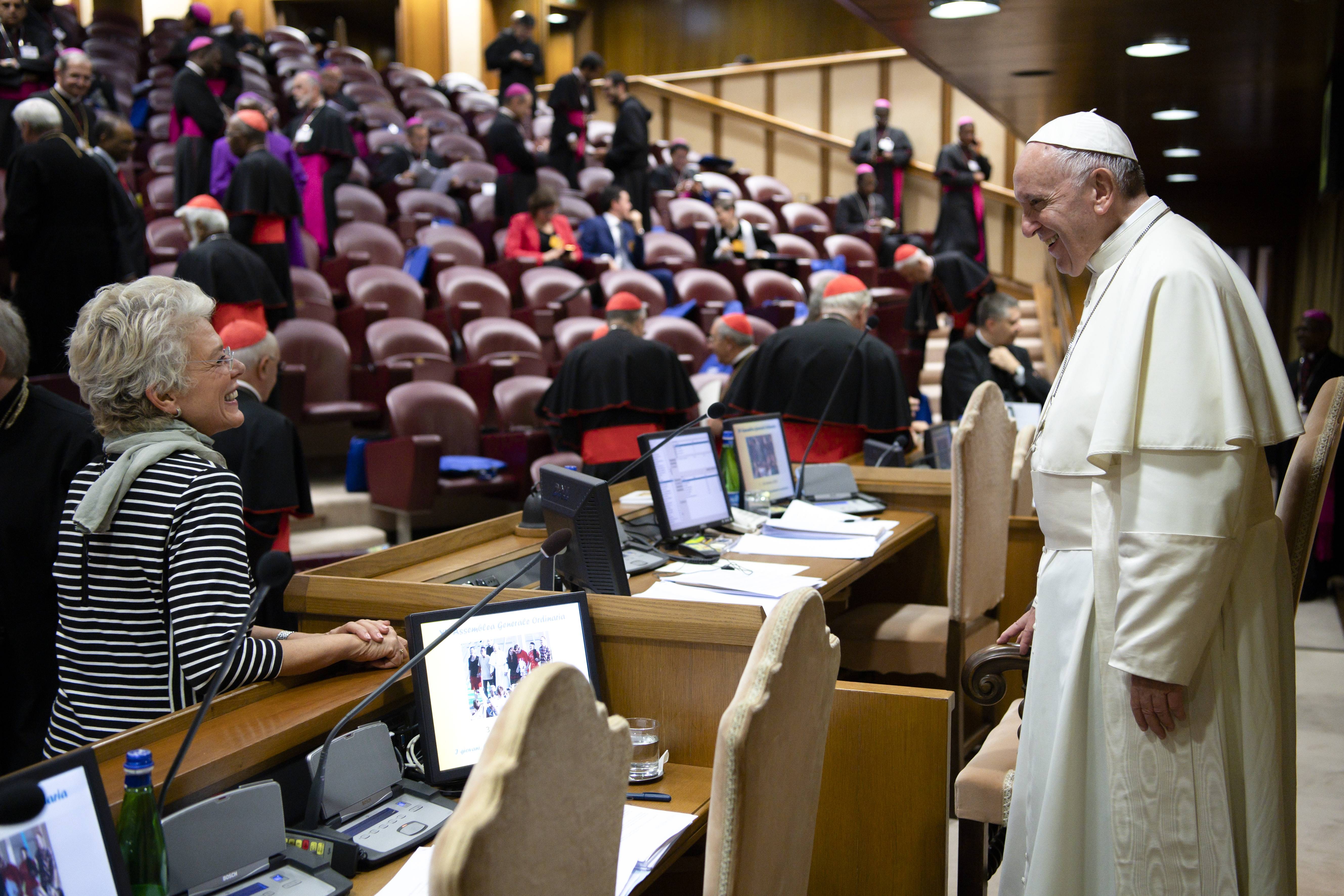Cristiane Murray, nueva vicedirectora, saluda al Papa Francisco © Vatican Media