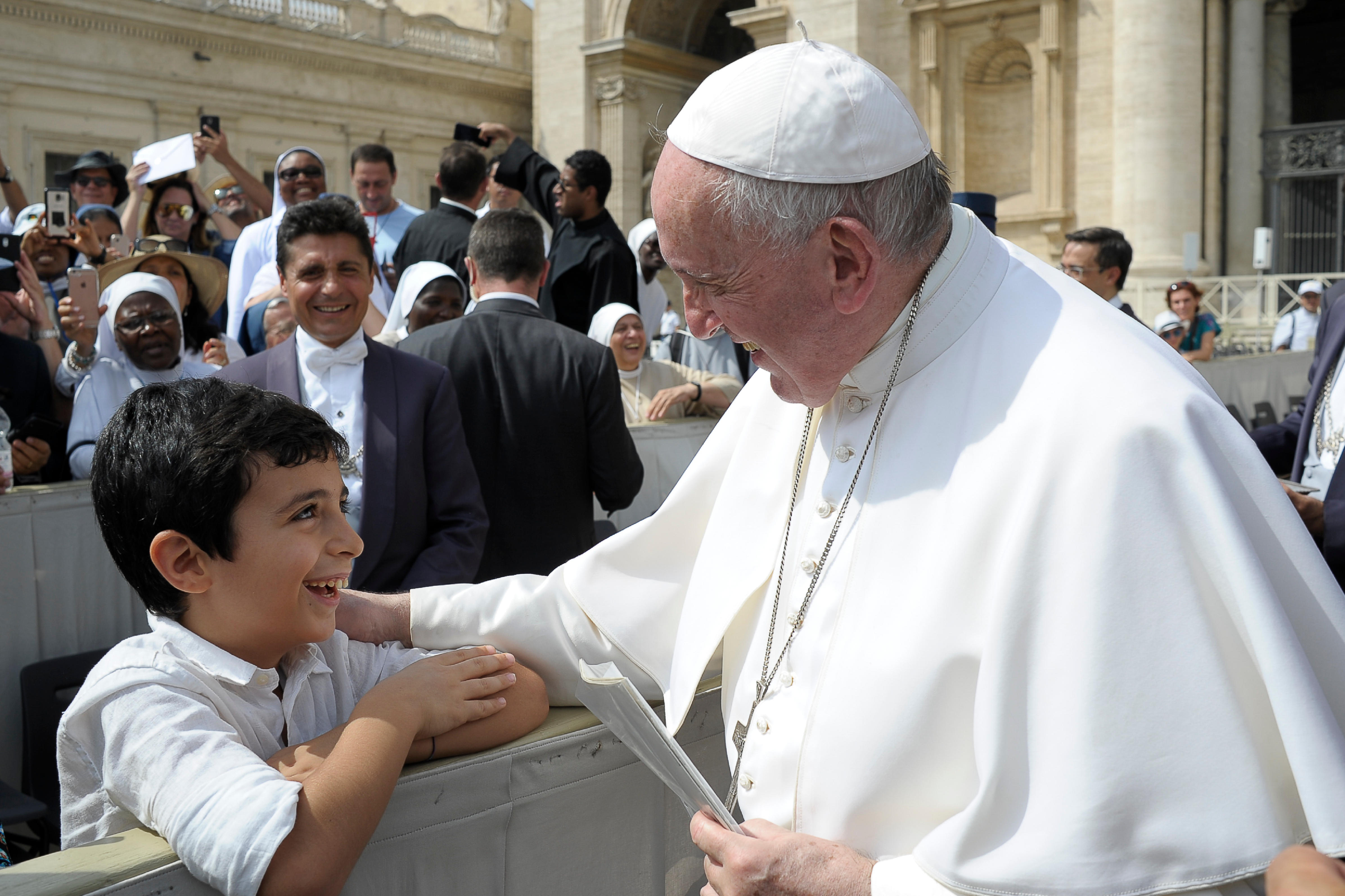 Francisco bendice a un niño en la audiencia general © Vatican Media