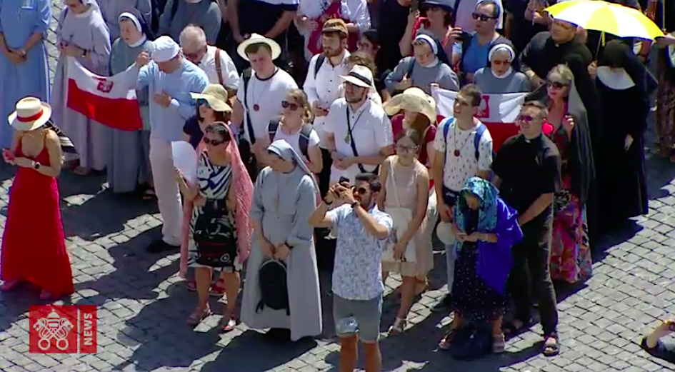 Peregrinos en la plaza de San Pedro. Captura de pantalla YouTube
