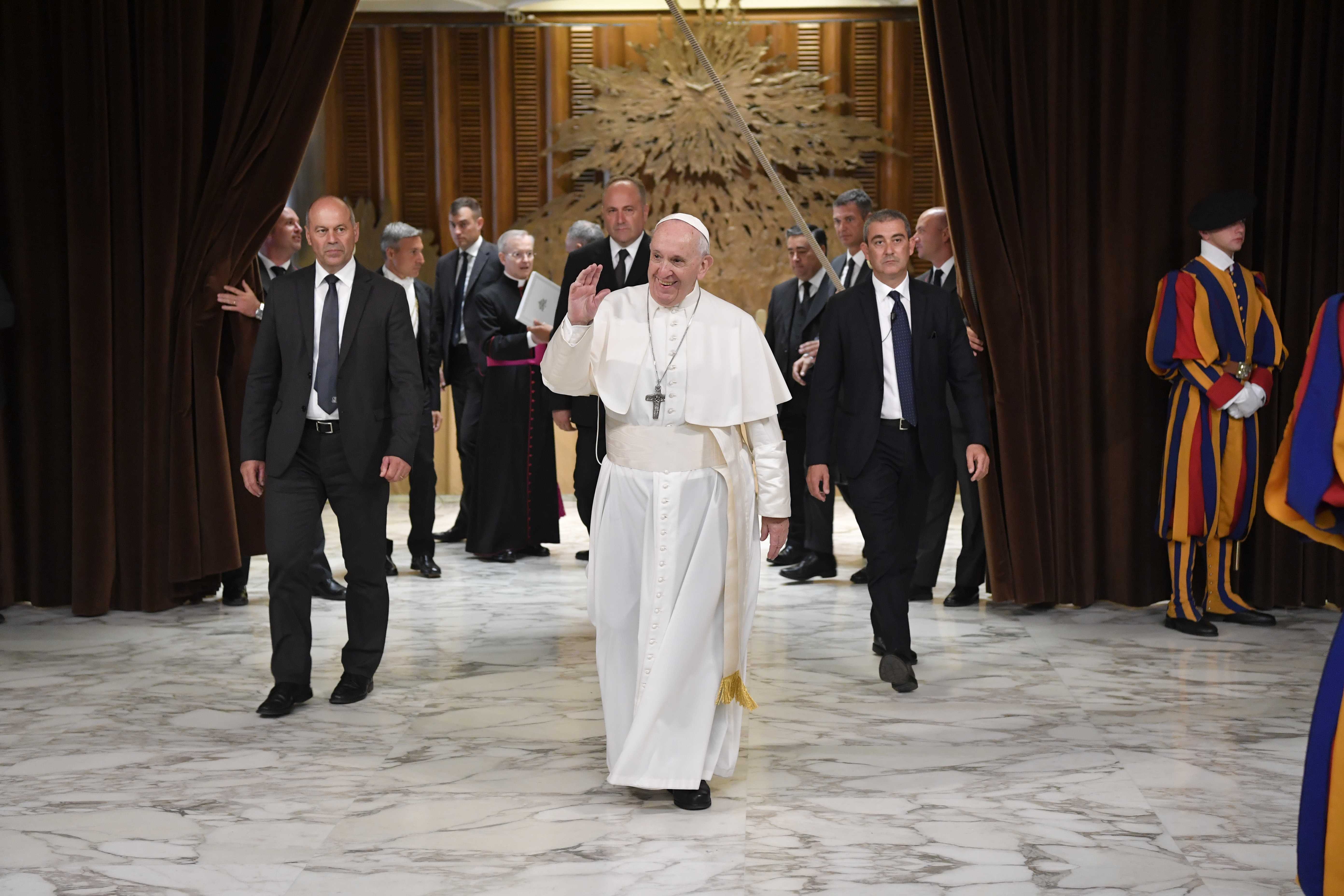 El Papa saluda a los peregrinos en el aula Pablo VI © Vatican Media