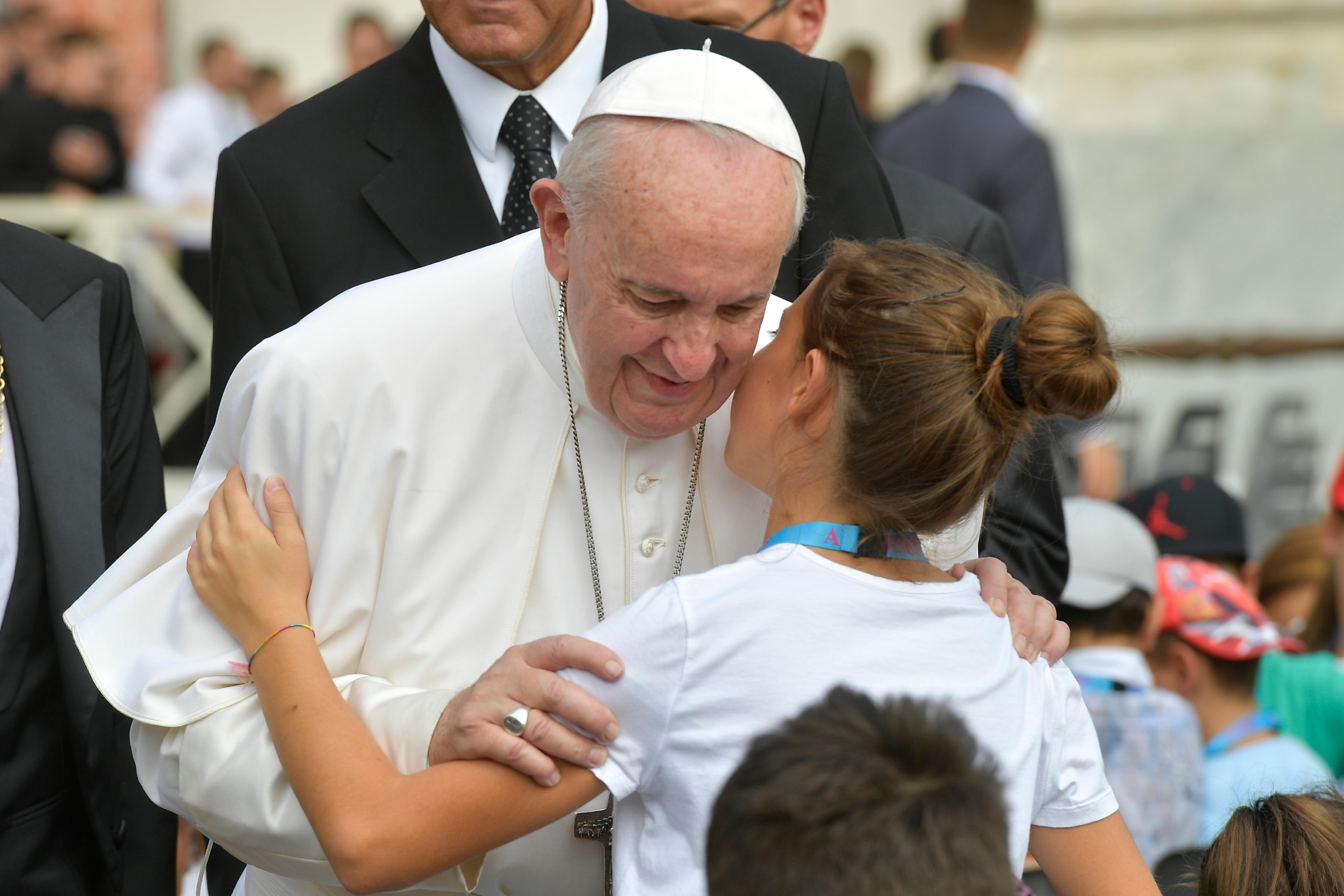 Una joven besa al Papa Francisco © Vatican Media