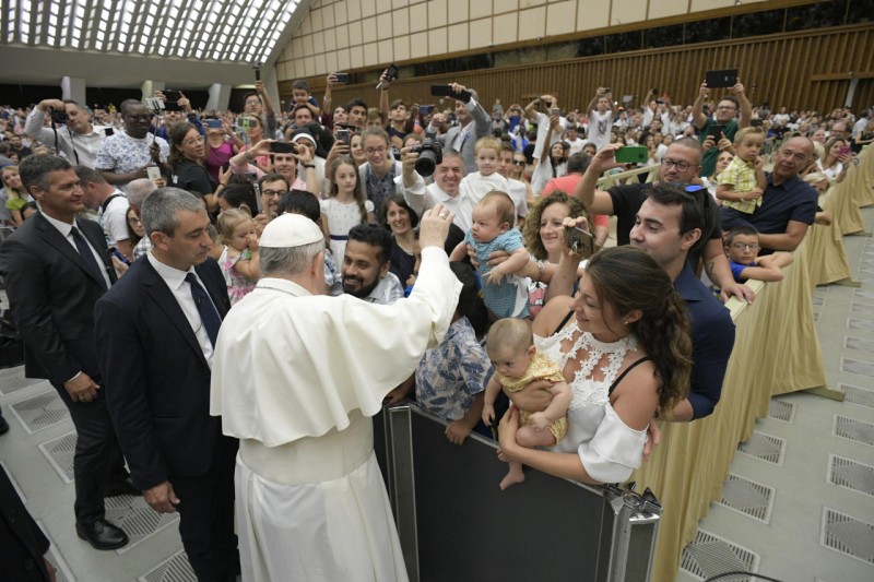 El Papa saluda a los peregrinos en el aula Pablo VI © Vatican Media