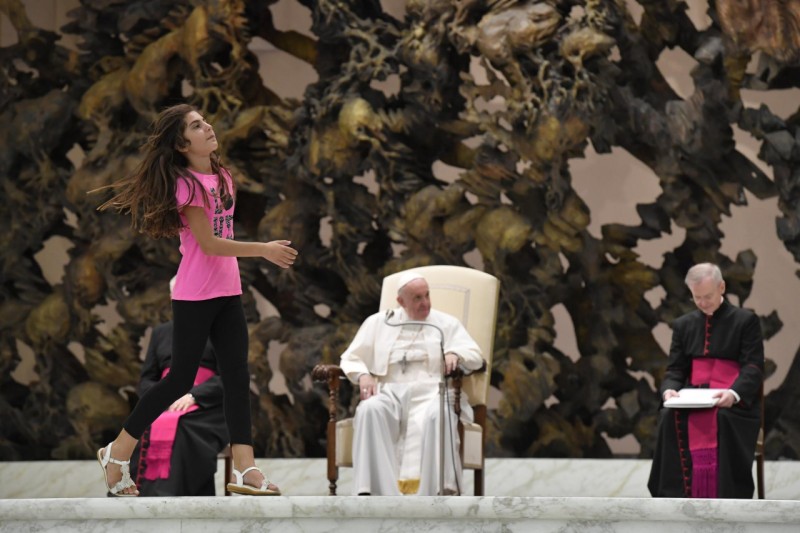 La niña jugando en la audiencia general © Vatican Media