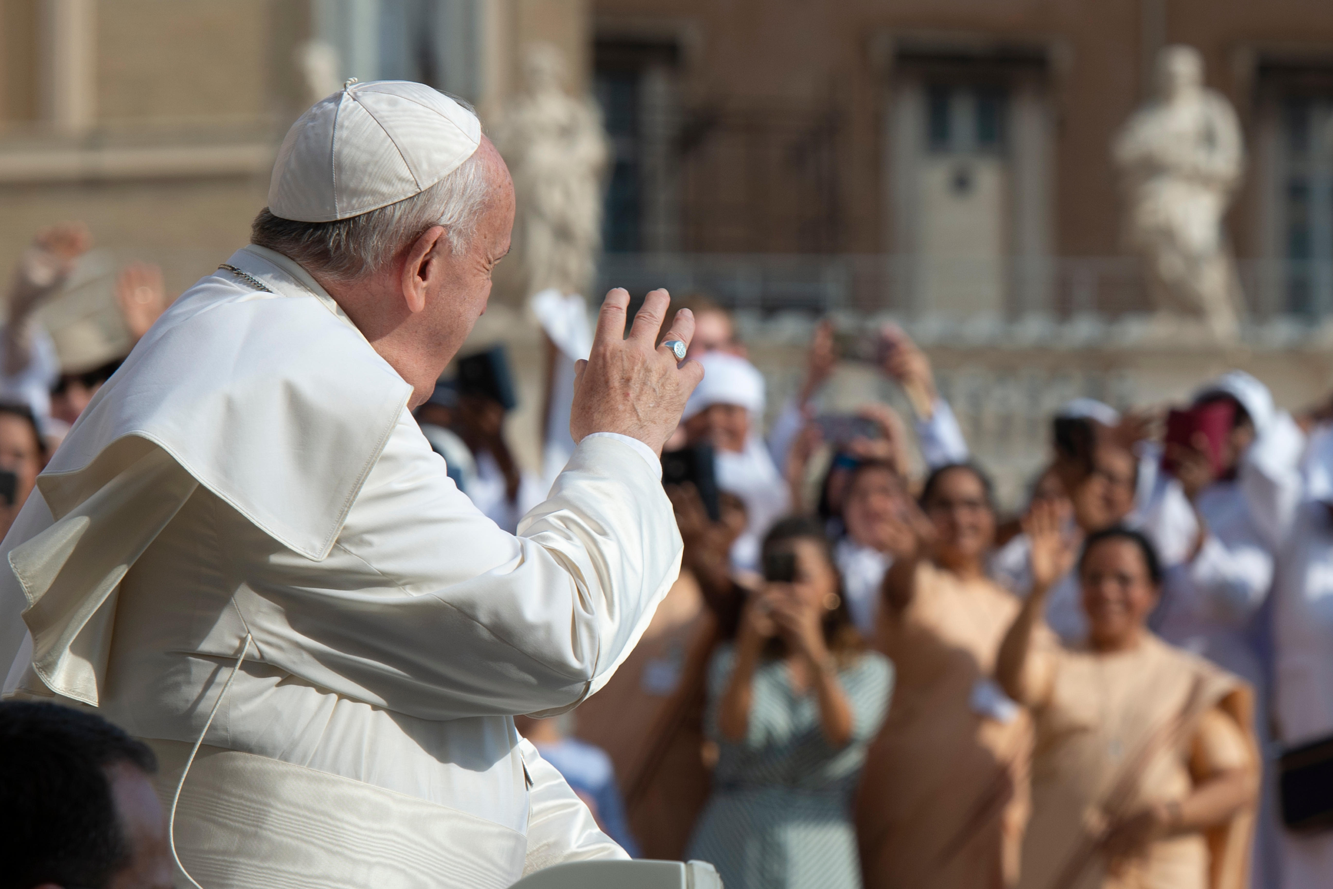 El Papa da la bienvenida a los peregrinos © Vatican Media
