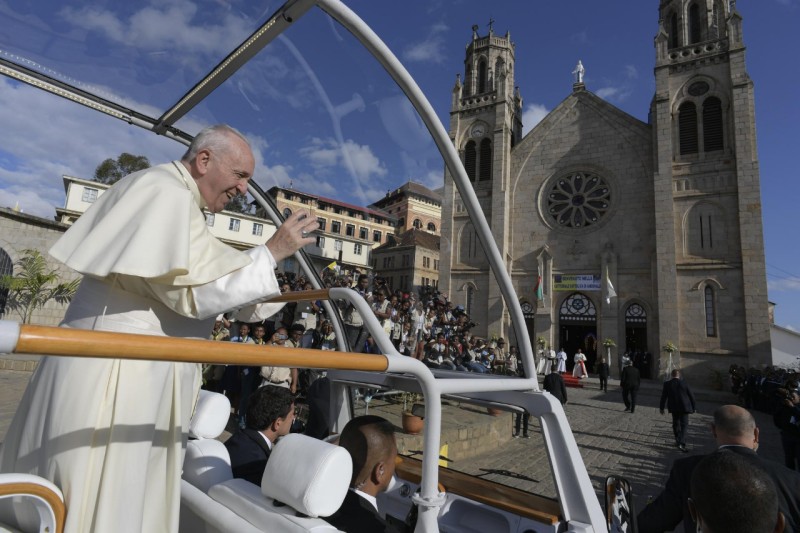El Papa llega a la Catedral de Andohalo © Vatican Media