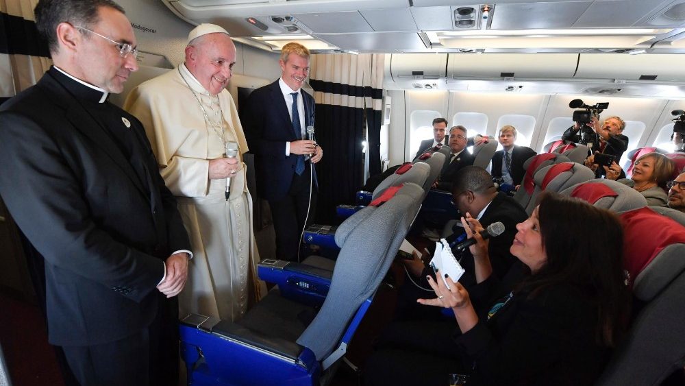 El Papa responde en el avión a los periodistas © Vatican Media