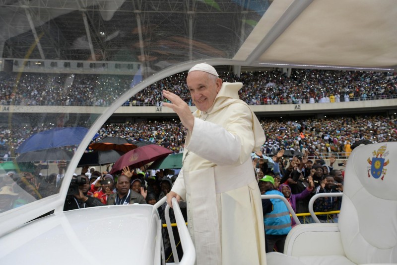 Francisco llega al Estadio Zimpeto, en Mozambique © Vatican Media