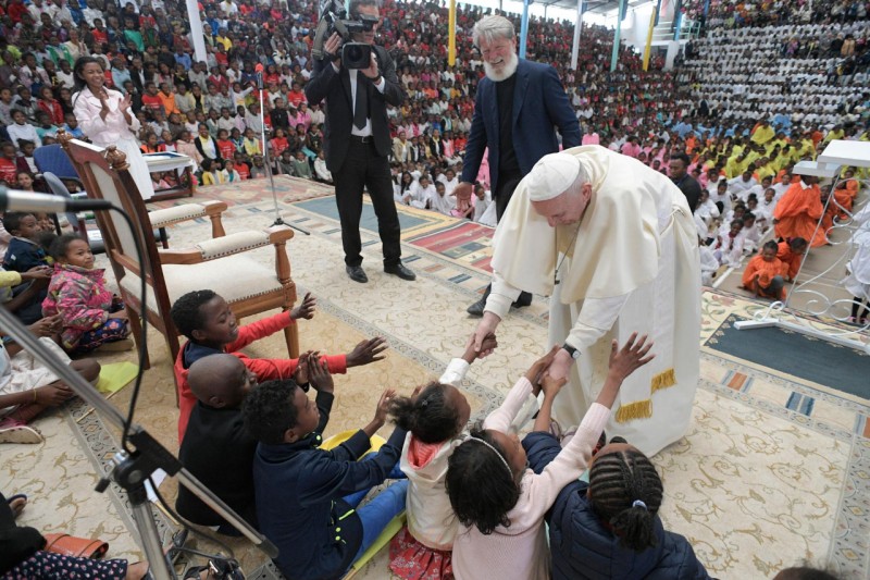 El Papa saluda a niños de Akamasoa © Vatican Media