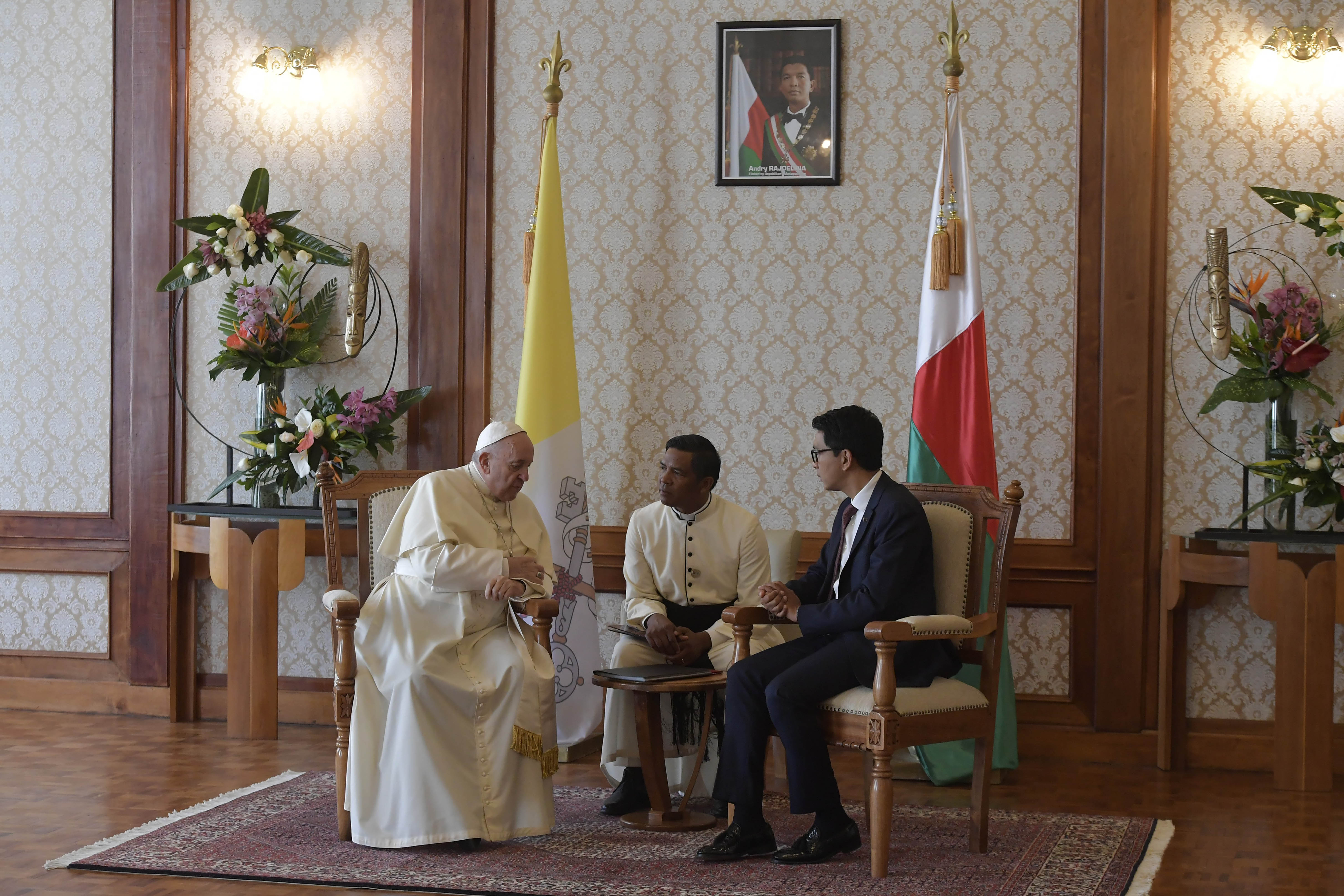 Reunión del Papa con el presidente de Madagascar © Vatican Media