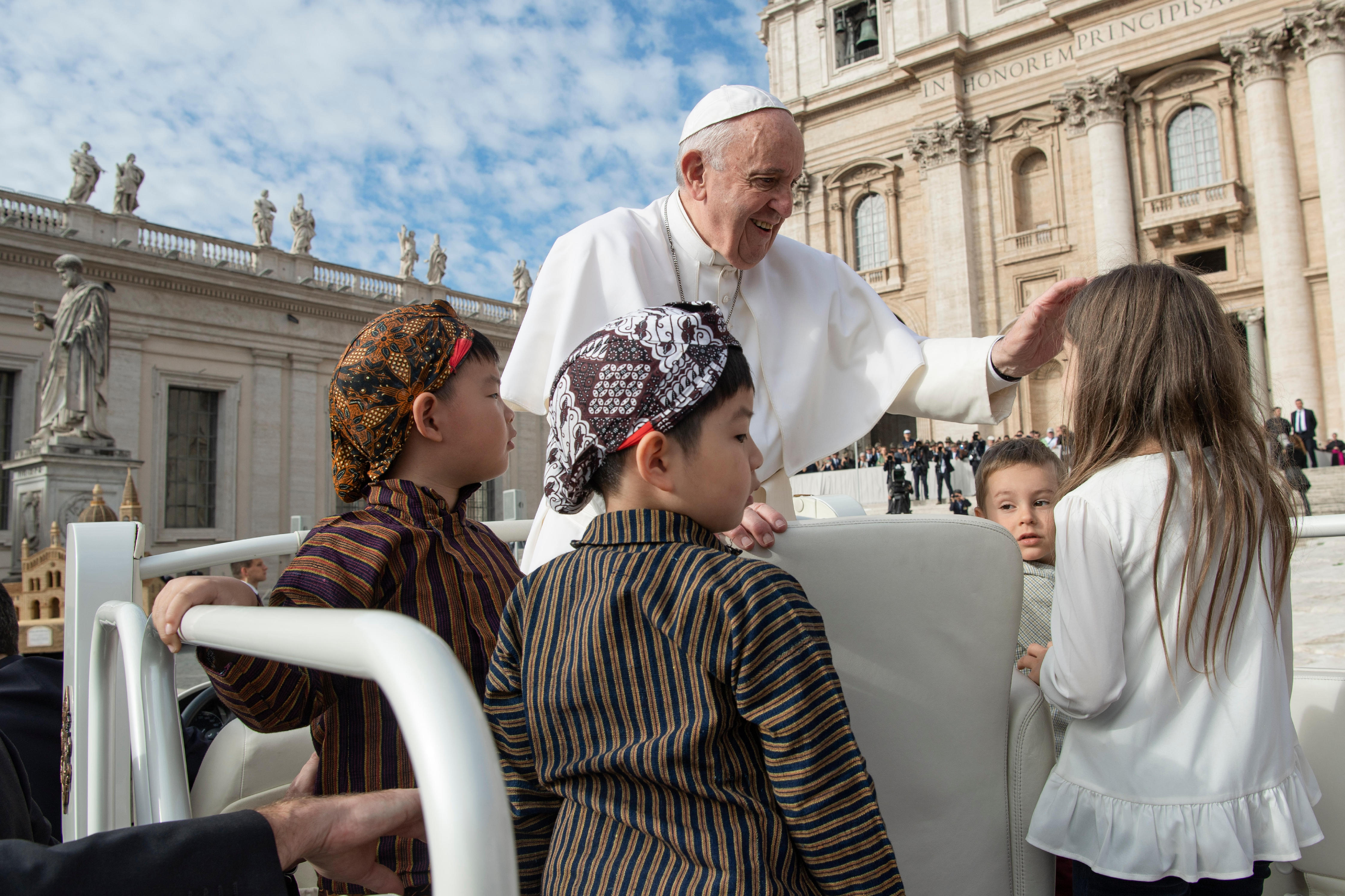 El Papa invita a los niños a subir al papamóvil © Vatican Media