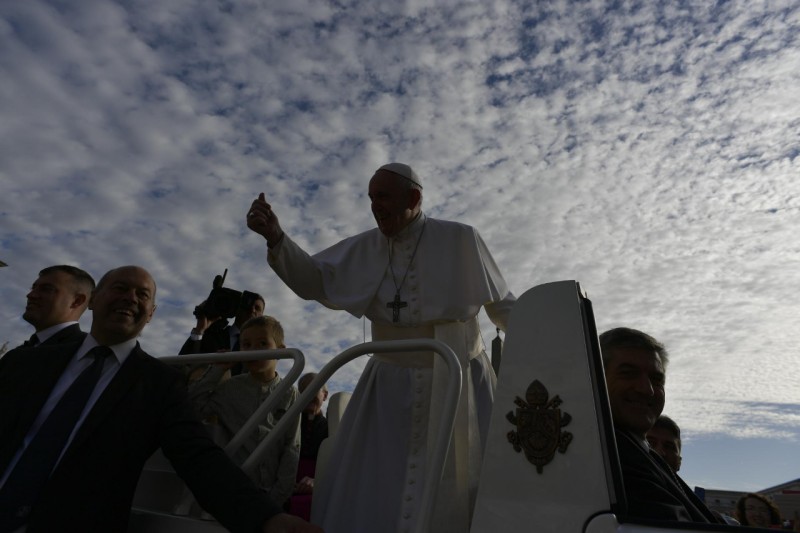 El Papa saluda a los fieles en la plaza de San Pedro © Vatican Media