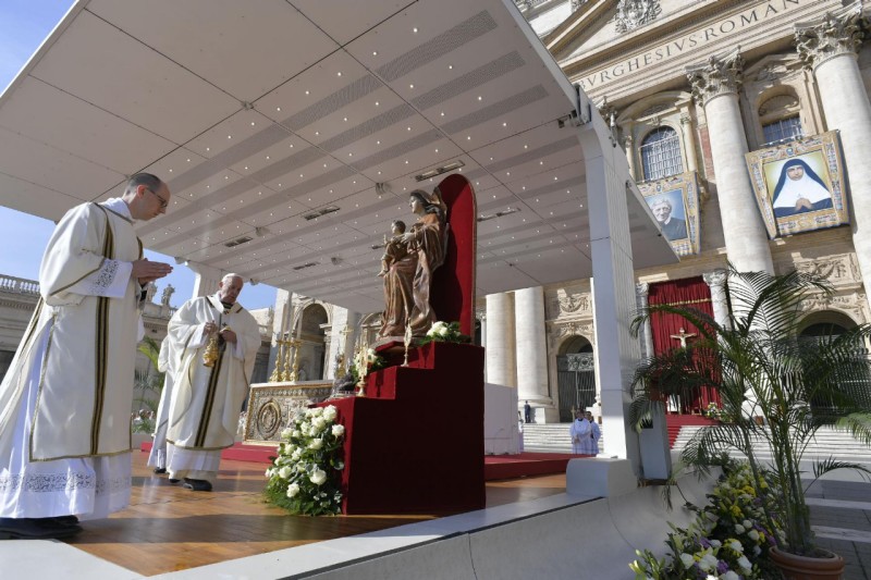 50.000 fieles participan en la canonización de Newman, 3 consagradas y 1 laica