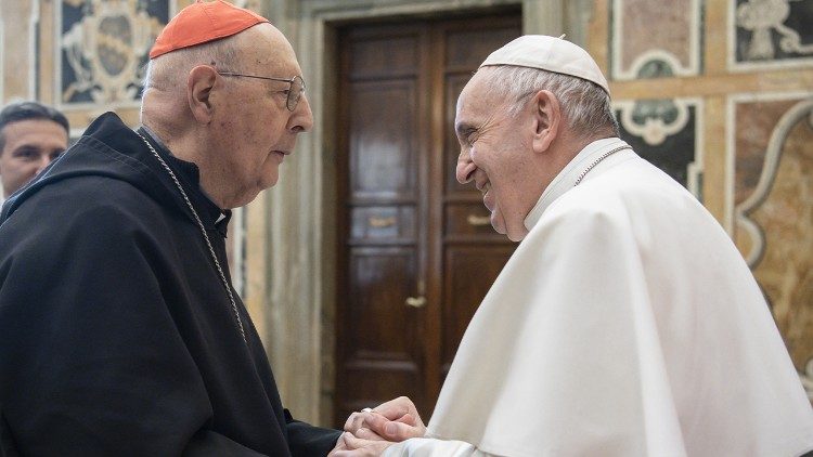 El cardenal Prech saludando al Papa © Vatican News