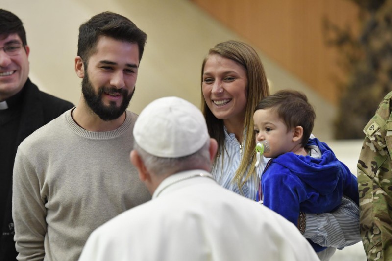 Francisco saluda a una familia en la audiencia general © Vatican Media