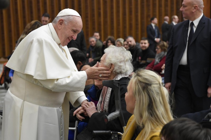El Pontífice bendice a una anciana © Vatican Media
