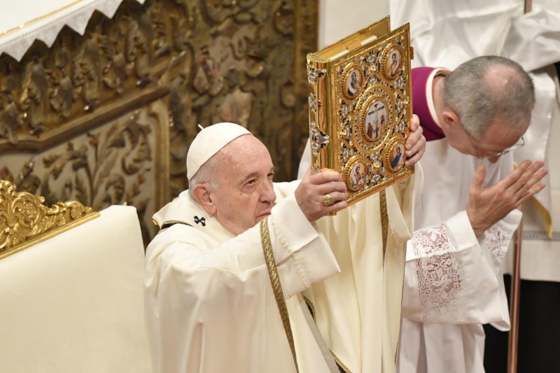 El Papa muestra el Evangelio, 6 enero 2020 © Vatican Media