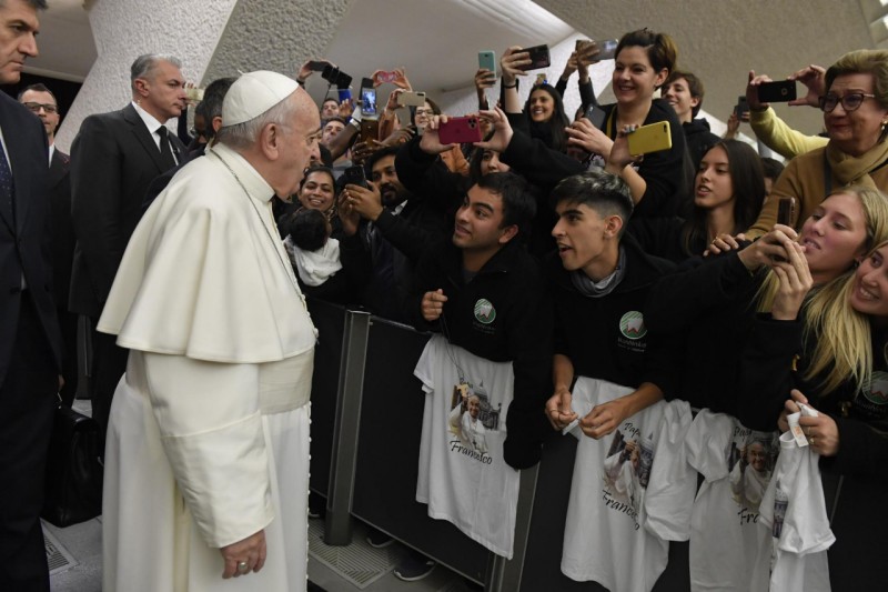 Jóvenes conversan con el Papa en el Aula Pablo VI © Vatican Media