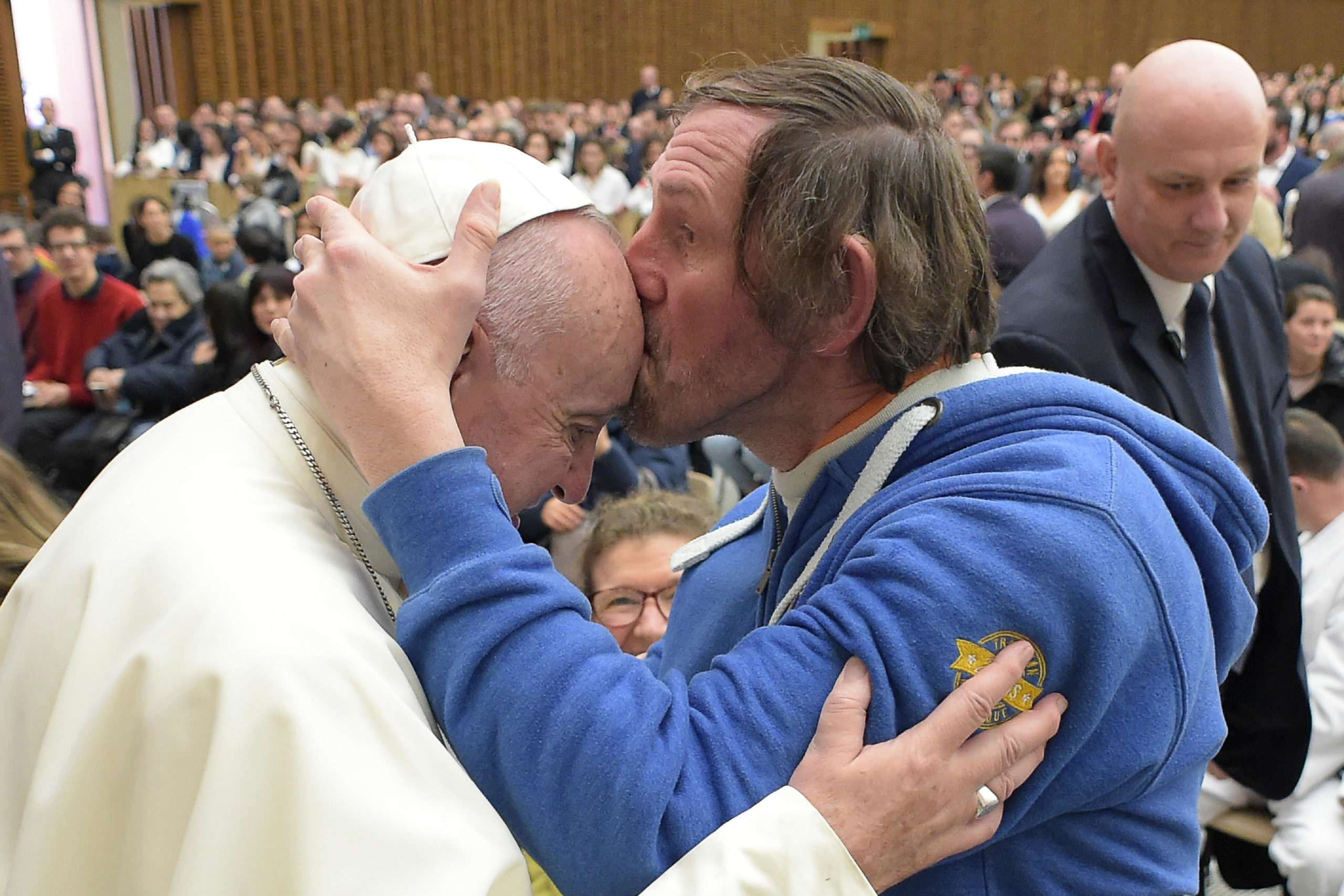 Philippe Naudin besando al Papa Francisco © Vatican Media