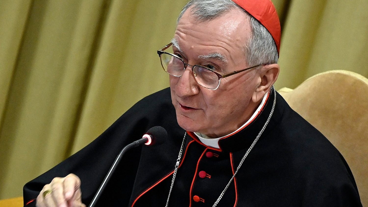 Cardenal Parolin hospitalizado