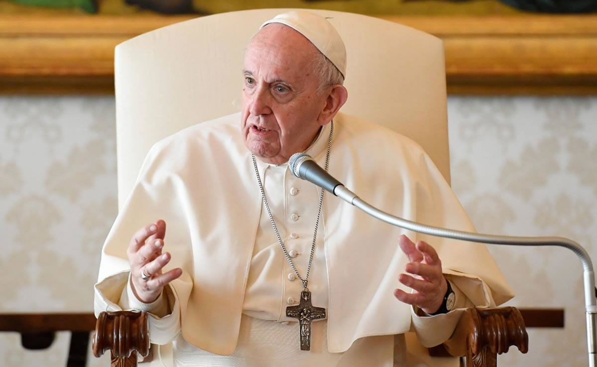 Papa Francisco aclara comentario sobre homosexualidad al activista LGBT+ y jesuita James Martin