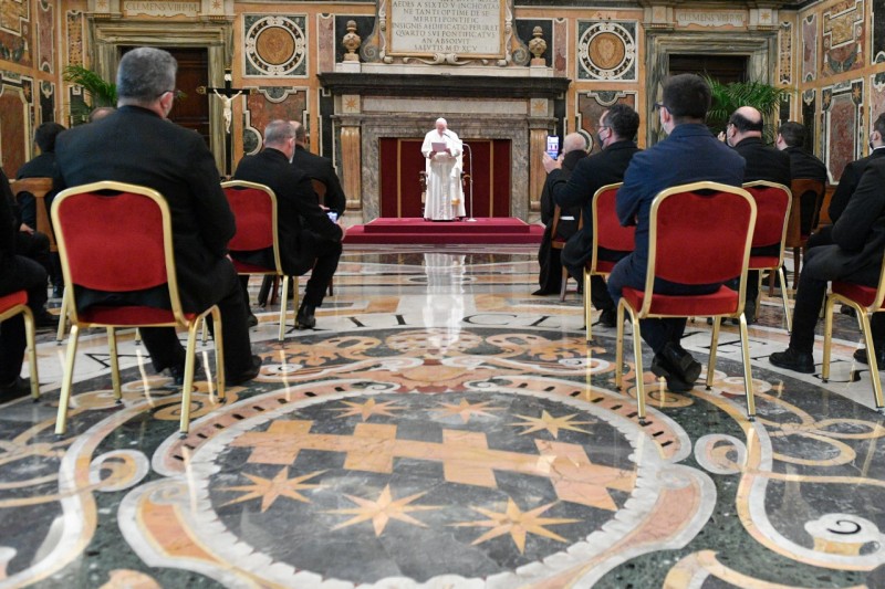 3 retos para los religiosos, consagradas, monjas y monjes en un discurso del Papa a los teatinos