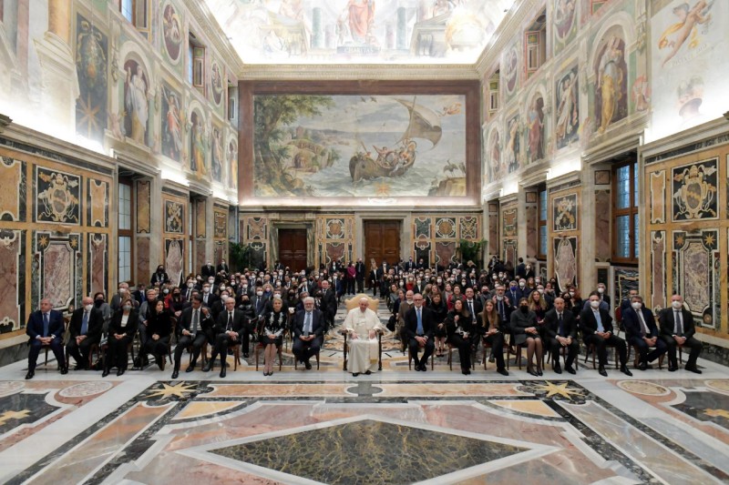 Cristiane Murray, nueva vicedirectora, saluda al Papa Francisco © Vatican Media