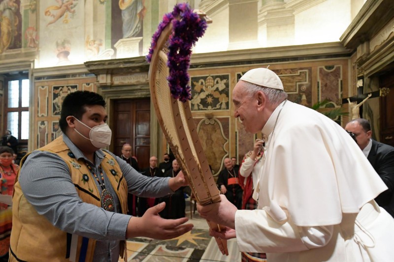 Editorial] Indígenas canadienses en el Vaticano y la disculpa del Papa: y a  la iglesia católica, ¿quién le pide una disculpa? - ZENIT - Espanol