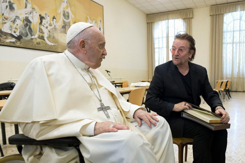 Messi, Ronaldinho, Bono de U2 y hasta un Maradonna (a través de un video)  en un encuentro en Roma con el Papa - ZENIT - Espanol