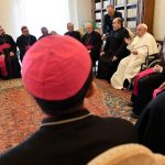 “No se me pasa por la cabeza renunciar”, dice el Papa a obispos brasileños