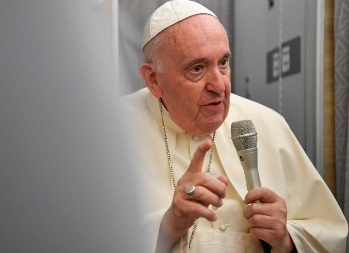 Seguirá viajando, renunciará ahora sí, a la doctrina sobre anticonceptivos?  Entrevista al Papa en vuelo de Canadá a Roma - ZENIT - Espanol