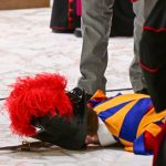 La “accidentada” audiencia del Papa: guardia suizo se desmaya frente a él y niño interrumpe catequesis
