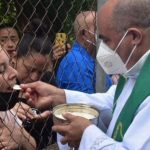 [FOTOGRAFÍAS] Él de un lado de la reja y los fieles de la otra: así celebra misa un sacerdote en Nicaragua