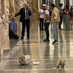 Turista lanza al suelo esculturas en Museos Vaticanos