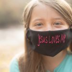 USA: estudiante podrá llevar cubrebocas previamente prohibido con letrero «Jesús me ama»