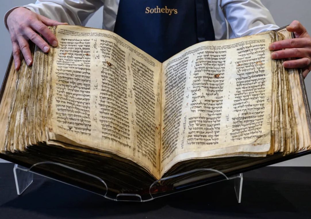 Sale a subasta, por 50 millones de dólares, la Biblia hebrea más antigua -  ZENIT - Espanol