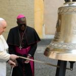 Gesto provida del Papa Francisco: bendice en Vaticano campana por lo no nacidos