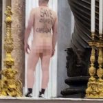 Vaticano: hombre desnudo sobre altar principal de la Basílica de San Pedro