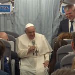 ¿El Papa está frustrado? ¿Habló de eutanasia con Macron? Tres respuestas en vuelo de Francia a Roma