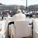 3 tipos de abrazo según el Papa Francisco (y un baño de masas en Plaza de San Pedro)