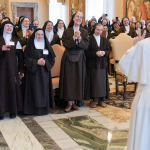 Papa Francisco recibe a carmelitas descalzas en Vaticano y les dice cómo revisar sus Constituciones